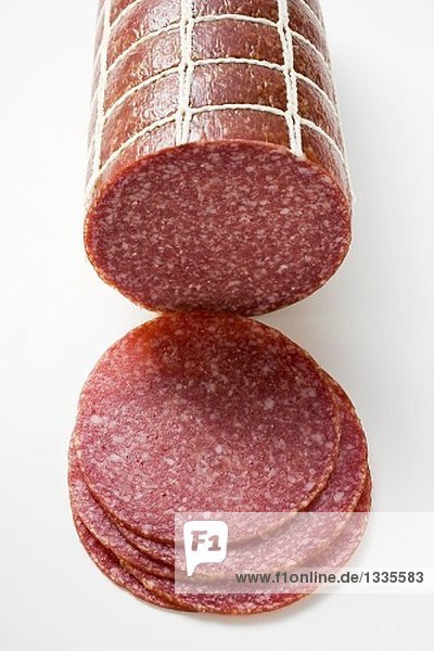 Salami am Stück und aufgeschnitten