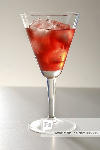 Ein Glas Cranberrysaft mit Eiswürfeln