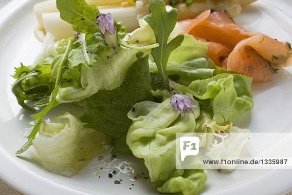 Blattsalat zu Spargel mit Räucherlachs