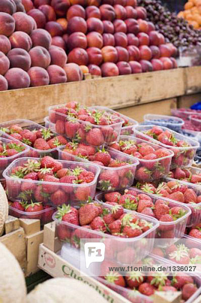 Obststand mit Erdbeeren  Pfirsichen und Nektarinen