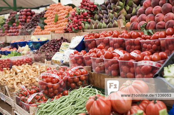 Marktstand mit frischem Gemüse und Obst