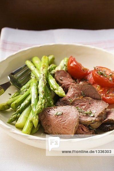 Rindfleisch mit grünem Spargel und Tomaten