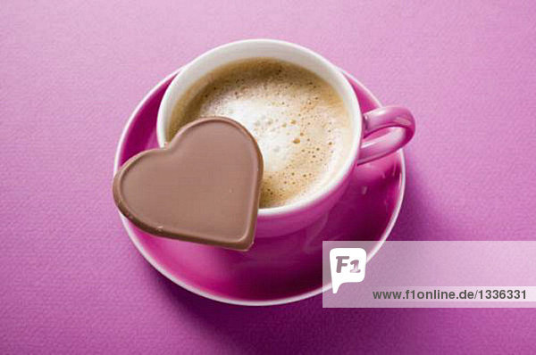 Tasse Cappuccino mit Schokoladenherz