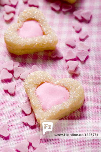 Herzförmige Plätzchen mit rosa Glasur zum Valentinstag
