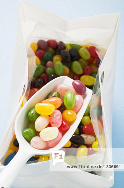 Bunte Jelly Beans in Plastiktüte mit Schaufel
