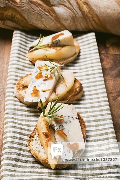 Gorgonzola mit Birne und Krokant auf Baguettescheiben