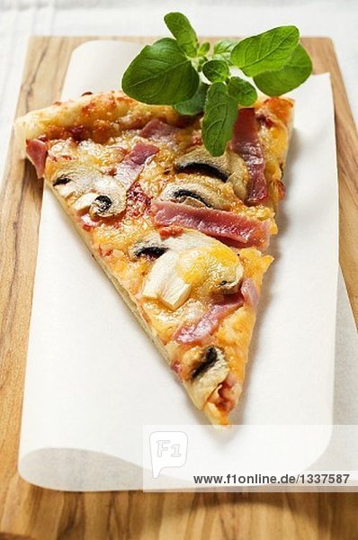 Pizzastück mit Schinken und Champignons (amerikanische Art)