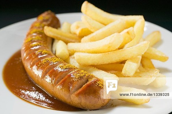 Currywurst Mit Ketchup Und Pommes Frites Auf Teller