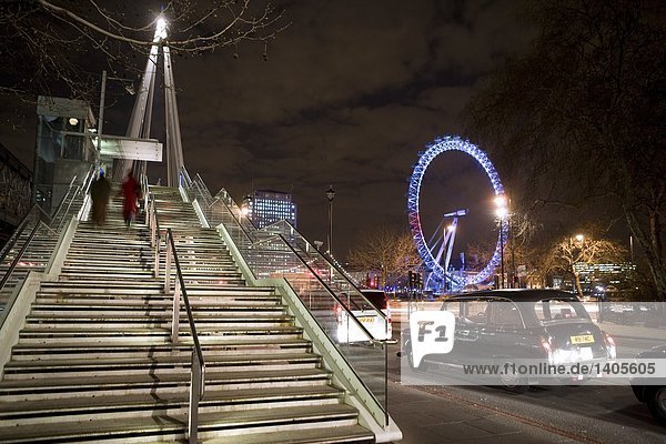 Treppenhaus mit Riesenrad beleuchtet in der Nacht  Goldene Jubiläumsbrücke  Millennium Wheel  City of Westminster  London  England