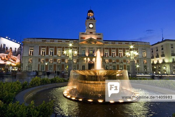Brunnen vor Gebäude beleuchtet nachts  Puerta Del Sol  Madrid  Spanien