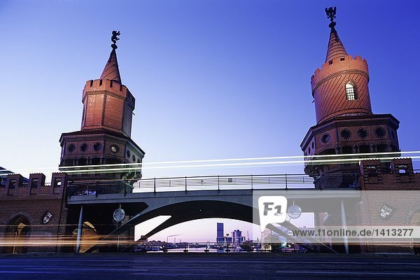 Brücke über Fluss  Spree  Oberbaumbruecke  Berlin  Deutschland