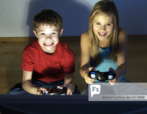Bruder und Schwester spielt Video-Spiel
