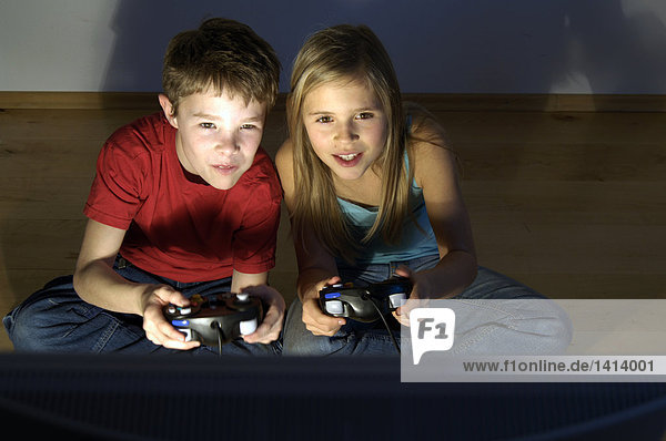 Bruder und Schwester spielt Video-Spiel