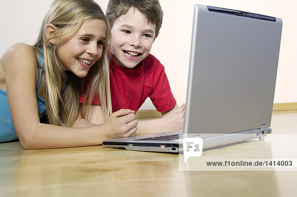 Jungen und Mädchen mit laptop