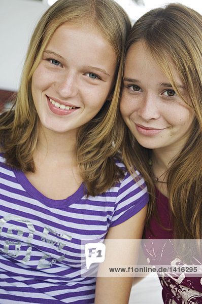 Porträt von 2 lächelnden Teenagerinnen