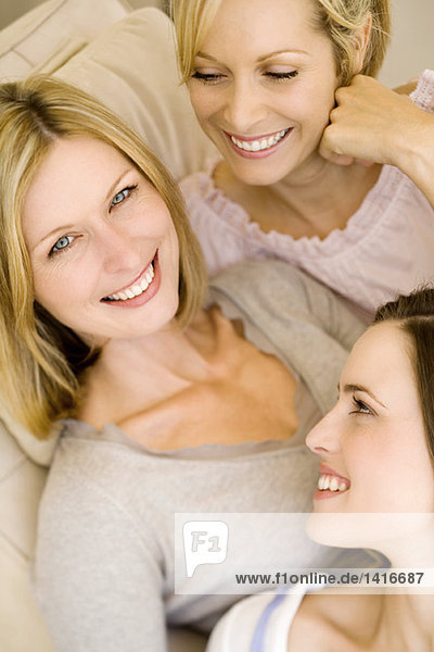 Drei lächelnde Frauen  drinnen