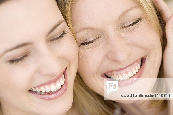 Porträt von zwei lächelnden Frauen  drinnen