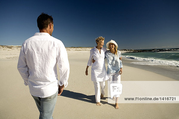 Ehepaar und Seniorin am Strand