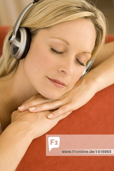 Junge Frau beim Musikhören mit Kopfhörern