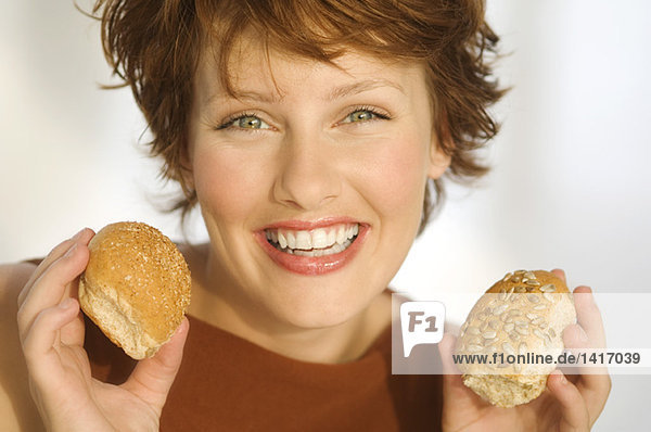Porträt einer lächelnden Frau mit Broten