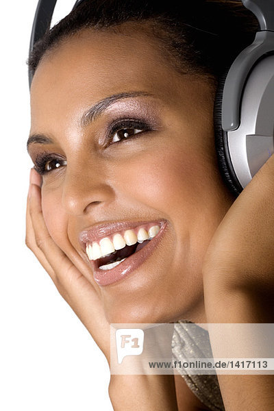 Porträt einer jungen Frau  Musik hören über Kopfhörer