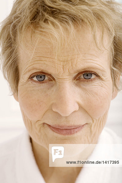 Porträt einer älteren Frau mit Blick auf die Kamera