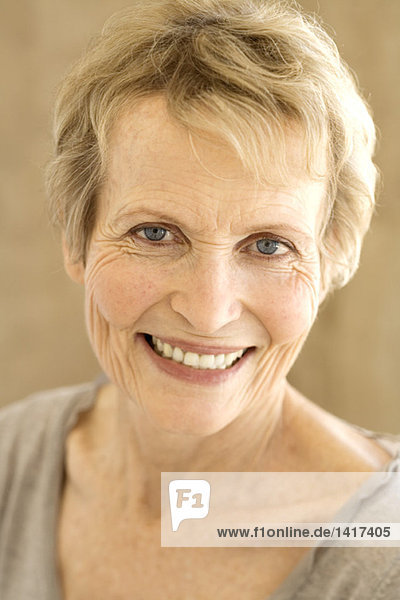 Porträt einer lächelnden Seniorin