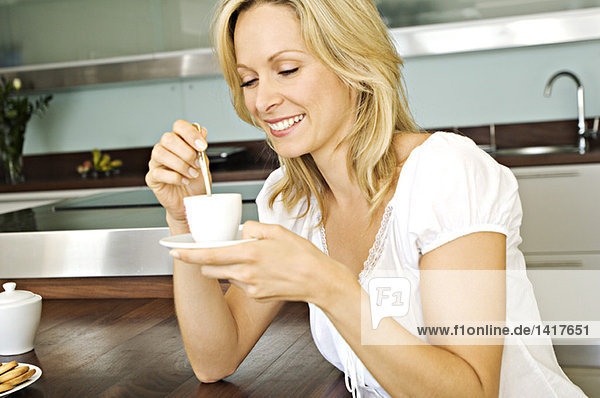 Junge lächelnde Frau mit Kaffeetasse