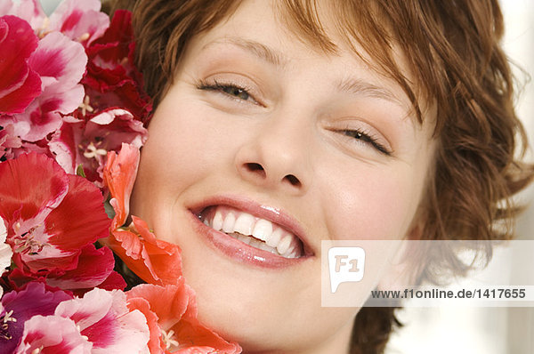 Porträt einer lächelnden Frau mit Blumenstrauß