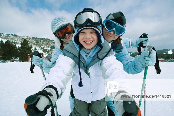 Junge Skifahrer auf der Piste  Portrait