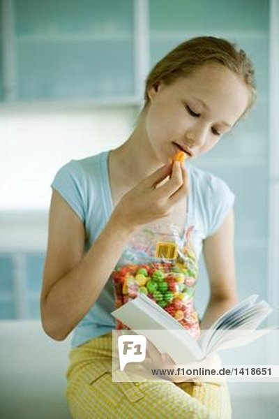 Mädchen beim Snacken und Lesen