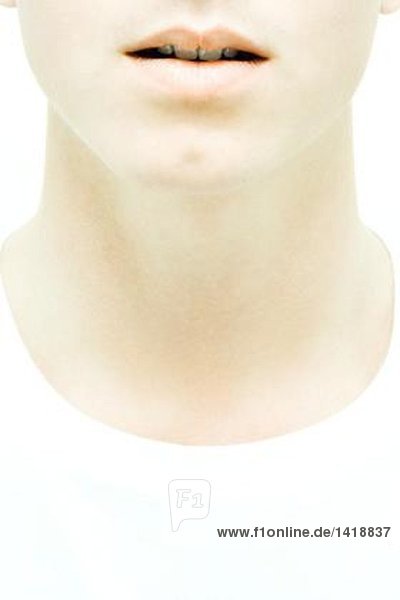 Gesicht und Hals des jungen Mannes  Nahaufnahme