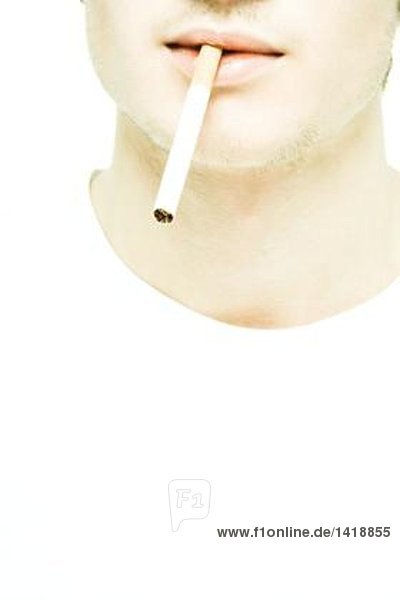 Unteres Gesicht des jungen Mannes  Zigarette zwischen den Lippen  extreme Nahaufnahme
