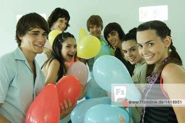 Gruppe junger Freunde mit Luftballons