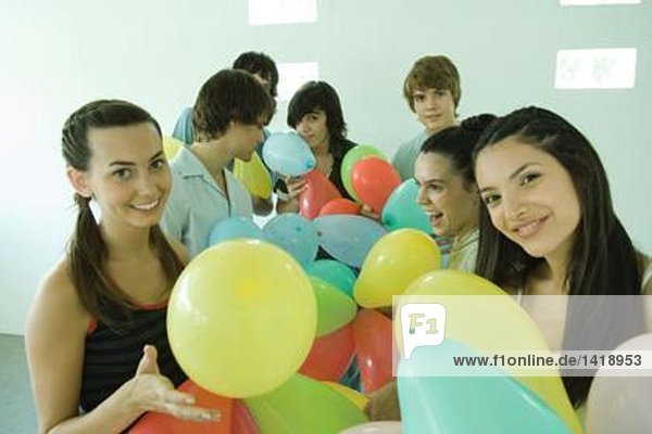 Gruppe junger Freunde mit Luftballons