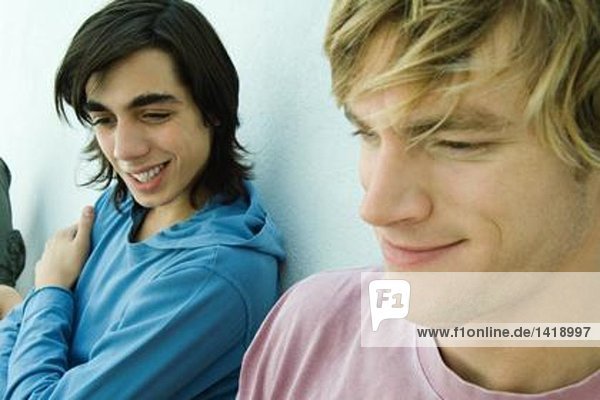 Junger Mann und Teenager lächelnd  Nahaufnahme