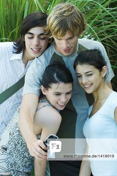 Junge Freunde beim Gruppenfoto mit dem Handy