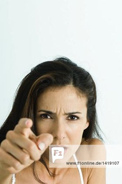 Frau zeigt wütend auf die Kamera  Porträt