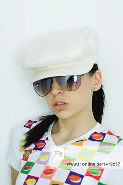 Teenagerin mit Mütze und Sonnenbrille  Portrait