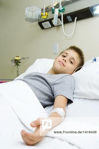 Junge im Krankenhausbett liegend