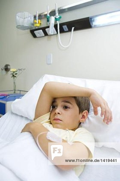 Junge im Krankenhausbett liegend