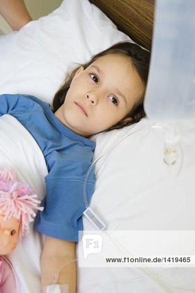 Mädchen im Krankenhausbett liegend