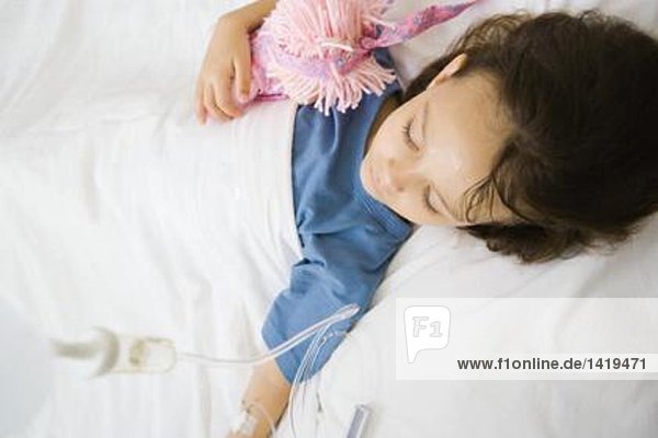 Mädchen im Krankenhausbett liegend
