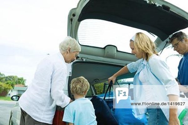 Familie Entladung Kofferraum des Autos