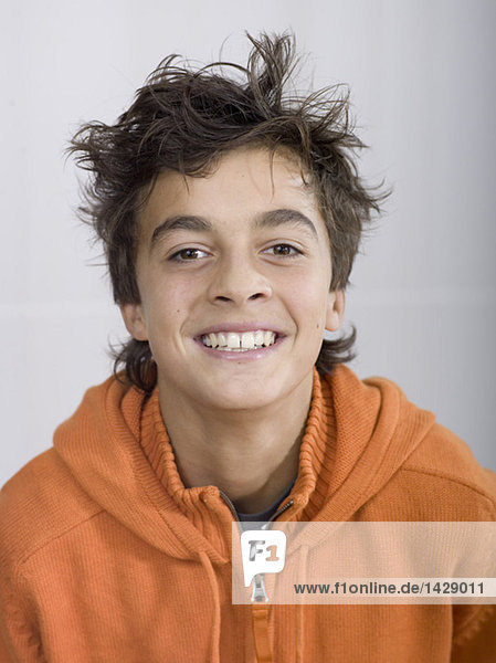 Junge (14-15) lächelnd,  Portrait