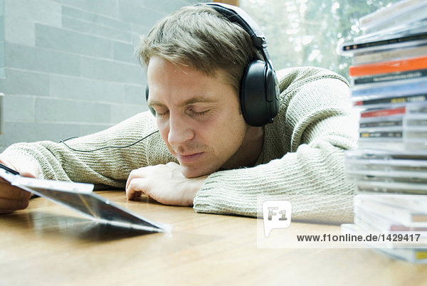 Mann mit Kopfhörer hört Musik Augen geschlossen