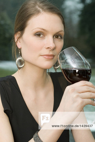 Frau trinkt Rotwein