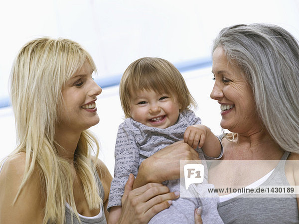 Großmutter und Mutter halten Baby Girl Portrait
