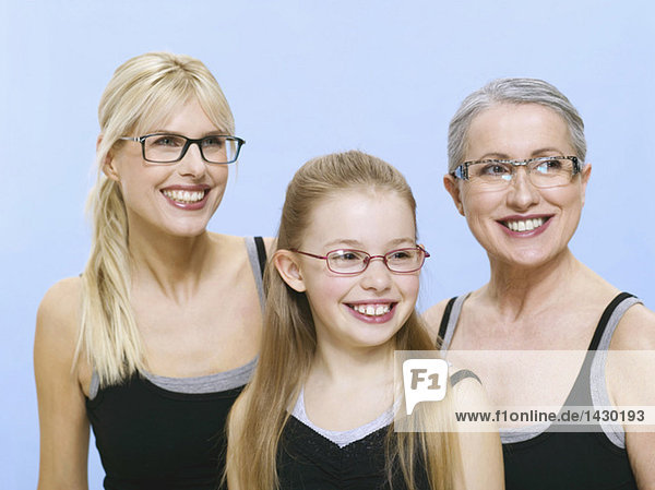 Großmutter,  Mutter und Tochter mit Brille,  Portrait