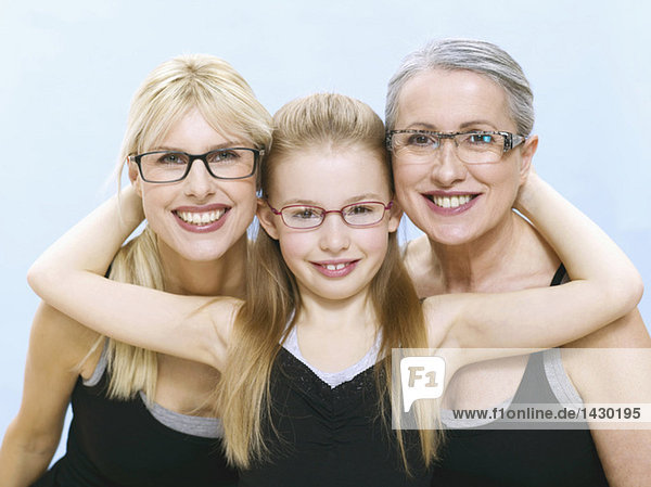 Großmutter  Mutter und Tochter mit Brille  Portrait